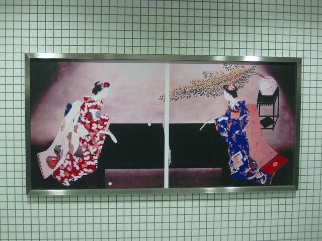 入り口階段上に展示